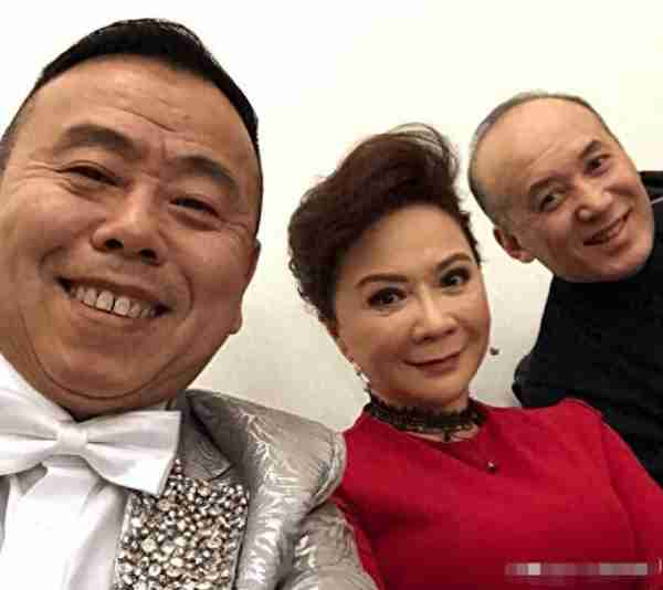 从“小品女王”到被喊“滚出春晚”，蔡明到底做错了什么？（蔡明早期小品打针）-第19张图片-九妖电影