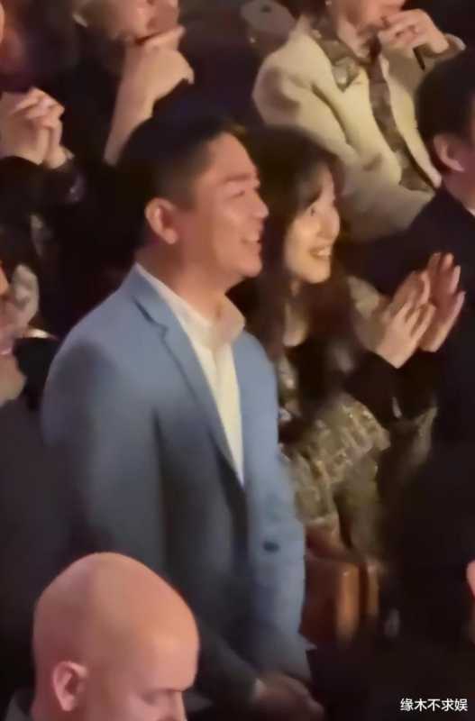 刘强东夫妇现身李云迪演奏会，章泽天如“迷妹”，一细节太秀恩爱（刘强东和马云那个口碑好）-第10张图片-九妖电影
