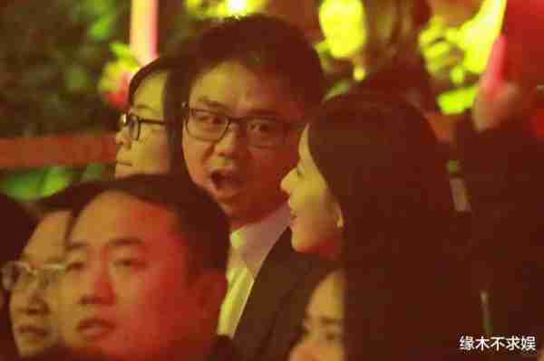刘强东夫妇现身李云迪演奏会，章泽天如“迷妹”，一细节太秀恩爱（刘强东和马云那个口碑好）-第17张图片-九妖电影