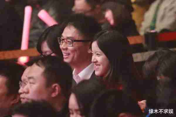 刘强东夫妇现身李云迪演奏会，章泽天如“迷妹”，一细节太秀恩爱（刘强东和马云那个口碑好）-第16张图片-九妖电影