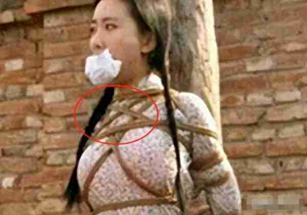 剧中那些侮辱观众的穿帮镜头,让人一言难尽,导演求你多读点书吧_1(影视剧里的穿帮镜头都有哪些?)-第11张图片-九妖电影 剧中那些侮辱观众的穿帮镜头,让人一言难尽,导演求你多读点书吧_1(影视剧里的穿帮镜头都有哪些?)-第11张图片-九妖电影