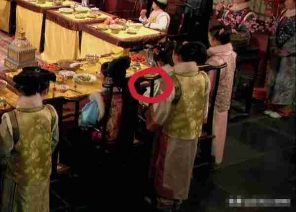 剧中那些侮辱观众的穿帮镜头,让人一言难尽,导演求你多读点书吧_1(影视剧里的穿帮镜头都有哪些?)-第22张图片-九妖电影 剧中那些侮辱观众的穿帮镜头,让人一言难尽,导演求你多读点书吧_1(影视剧里的穿帮镜头都有哪些?)-第22张图片-九妖电影