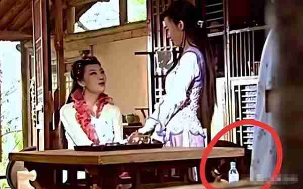 剧中那些侮辱观众的穿帮镜头,让人一言难尽,导演求你多读点书吧_1(影视剧里的穿帮镜头都有哪些?)-第26张图片-九妖电影 剧中那些侮辱观众的穿帮镜头,让人一言难尽,导演求你多读点书吧_1(影视剧里的穿帮镜头都有哪些?)-第26张图片-九妖电影