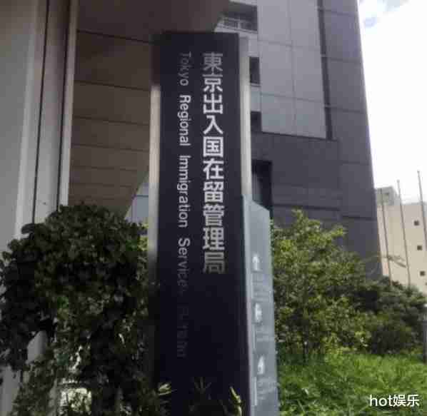 办签证遇阻后，王思聪日本约会美女，穿4千元外套，胖到没下巴（王思聪 大众点评 日料）-第3张图片-九妖电影