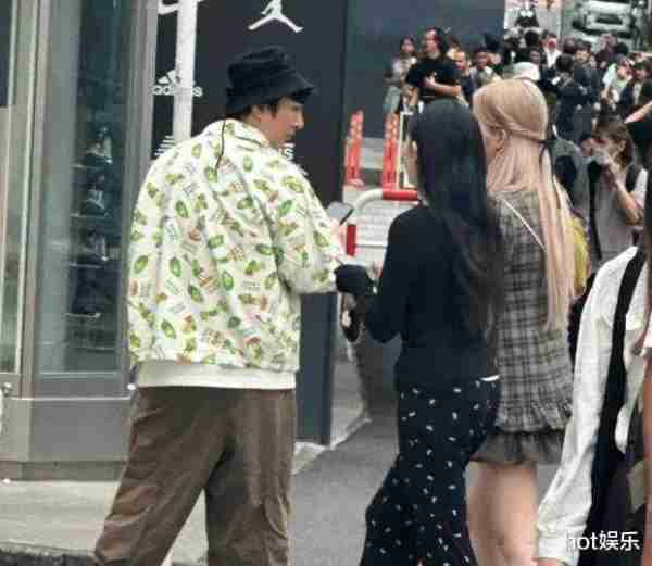 办签证遇阻后，王思聪日本约会美女，穿4千元外套，胖到没下巴（王思聪 大众点评 日料）-第8张图片-九妖电影