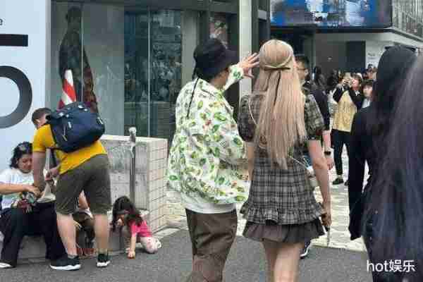 办签证遇阻后，王思聪日本约会美女，穿4千元外套，胖到没下巴（王思聪 大众点评 日料）-第9张图片-九妖电影