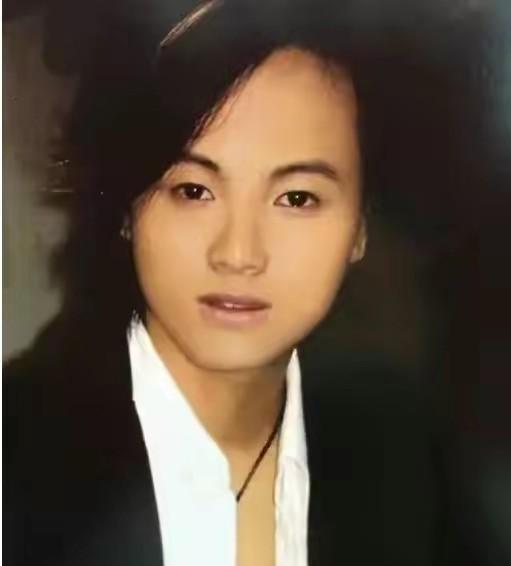 他15岁就开演唱会，19岁日挣万元，春晚请不动，但没人说他耍大牌（16岁开演唱会的歌手）-第7张图片-九妖电影