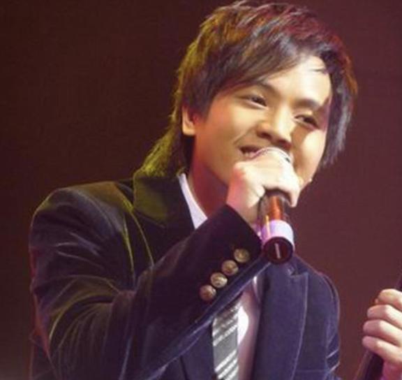 他15岁就开演唱会，19岁日挣万元，春晚请不动，但没人说他耍大牌（16岁开演唱会的歌手）-第14张图片-九妖电影