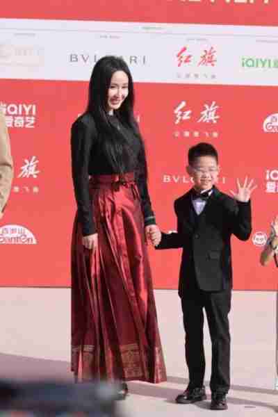 北影红毯上，娄艺潇脸肿成馒头，马丽造型一言难尽，50岁林志玲赢麻了（娄艺潇表演）-第4张图片-九妖电影