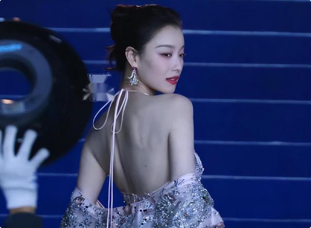 北影节,高圆圆用珠圆玉润的身材,给白幼瘦女星好好上了一课(高圆圆是?)-第9张图片-九妖电影 北影节,高圆圆用珠圆玉润的身材,给白幼瘦女星好好上了一课(高圆圆是?)-第9张图片-九妖电影