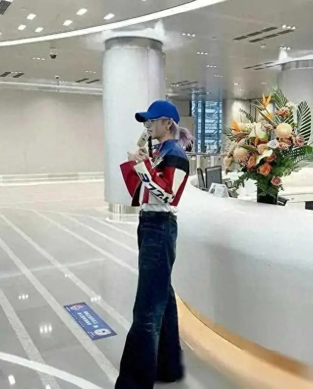 华晨宇怎么变成这样了？他现在的造型已经被好多人都喷了…（华晨宇到底怎么了图片）-第1张图片-九妖电影