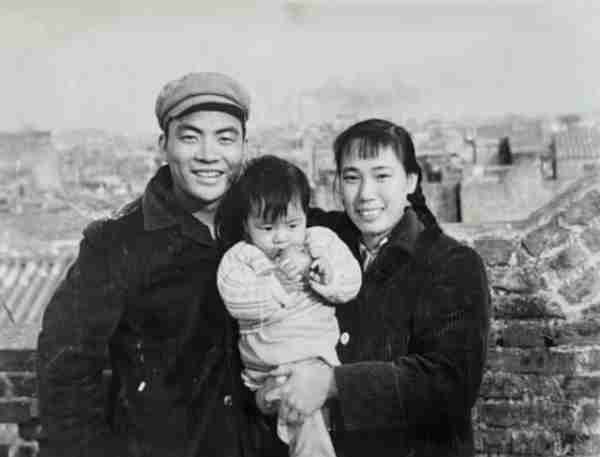 卢俊宇含泪追忆母亲陈小莎,他感叹自己有了事业却永远失去了父母(卢俊宇年龄多大)-第3张图片-九妖电影 卢俊宇含泪追忆母亲陈小莎,他感叹自己有了事业却永远失去了父母(卢俊宇年龄多大)-第3张图片-九妖电影