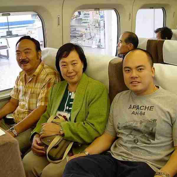 卢俊宇含泪追忆母亲陈小莎,他感叹自己有了事业却永远失去了父母(卢俊宇年龄多大)-第4张图片-九妖电影 卢俊宇含泪追忆母亲陈小莎,他感叹自己有了事业却永远失去了父母(卢俊宇年龄多大)-第4张图片-九妖电影