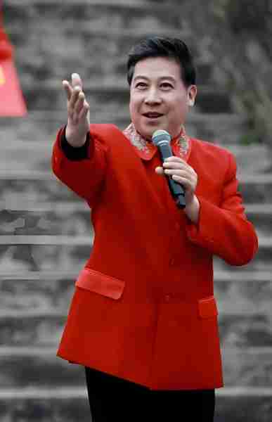 他是李双江徒弟,曾和梦鸽传绯闻,连登3次春晚,被赞新春第一唱(李双江和梦鸽近期状况)-第5张图片-九妖电影 他是李双江徒弟,曾和梦鸽传绯闻,连登3次春晚,被赞新春第一唱(李双江和梦鸽近期状况)-第5张图片-九妖电影