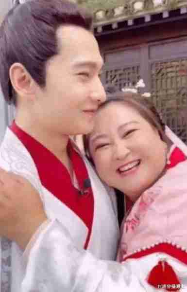原来“贾玲”只是艺名知道她的真名后，网友大喊：不改早火了（贾玲的真名字）-第8张图片-九妖电影