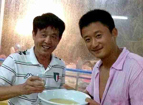 原来他就是吴京的父亲,难怪吴京能大红大紫(吴京的父亲是干什么的)-第2张图片-九妖电影 原来他就是吴京的父亲,难怪吴京能大红大紫(吴京的父亲是干什么的)-第2张图片-九妖电影