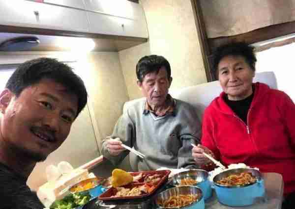 原来他就是吴京的父亲,难怪吴京能大红大紫(吴京的父亲是干什么的)-第11张图片-九妖电影 原来他就是吴京的父亲,难怪吴京能大红大紫(吴京的父亲是干什么的)-第11张图片-九妖电影