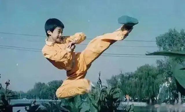 原来他就是吴京的父亲,难怪吴京能大红大紫(吴京的父亲是干什么的)-第16张图片-九妖电影 原来他就是吴京的父亲,难怪吴京能大红大紫(吴京的父亲是干什么的)-第16张图片-九妖电影