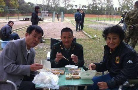 原来他就是吴京的父亲,难怪吴京能大红大紫(吴京的父亲是干什么的)-第21张图片-九妖电影 原来他就是吴京的父亲,难怪吴京能大红大紫(吴京的父亲是干什么的)-第21张图片-九妖电影