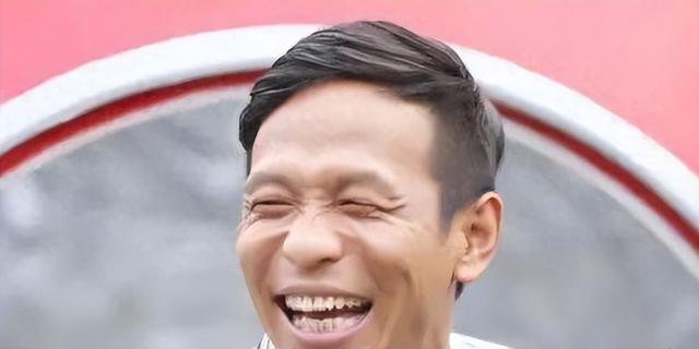 他被嘲又黑又丑,春晚突然忘词,瞎编8个字,却意外火了13年!(春晚批评)-第3张图片-九妖电影 他被嘲又黑又丑,春晚突然忘词,瞎编8个字,却意外火了13年!(春晚批评)-第3张图片-九妖电影