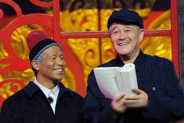他被嘲又黑又丑,春晚突然忘词,瞎编8个字,却意外火了13年!(春晚批评)-第5张图片-九妖电影 他被嘲又黑又丑,春晚突然忘词,瞎编8个字,却意外火了13年!(春晚批评)-第5张图片-九妖电影