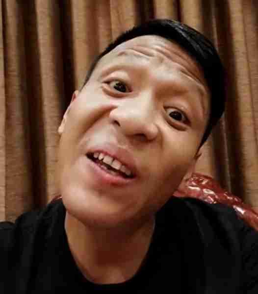 他被嘲又黑又丑,春晚突然忘词,瞎编8个字,却意外火了13年!(春晚批评)-第11张图片-九妖电影 他被嘲又黑又丑,春晚突然忘词,瞎编8个字,却意外火了13年!(春晚批评)-第11张图片-九妖电影