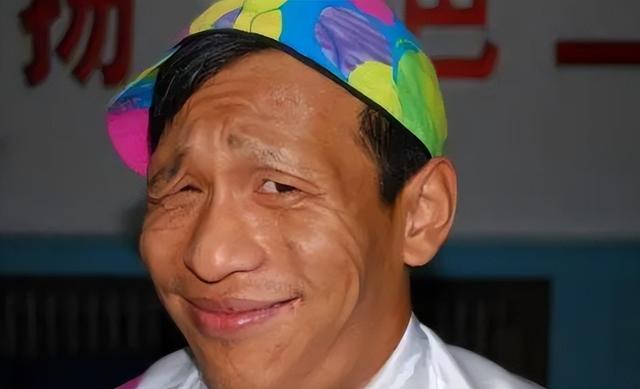 他被嘲又黑又丑,春晚突然忘词,瞎编8个字,却意外火了13年!(春晚批评)-第13张图片-九妖电影 他被嘲又黑又丑,春晚突然忘词,瞎编8个字,却意外火了13年!(春晚批评)-第13张图片-九妖电影
