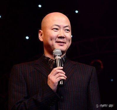他连登20次春晚,因一句话被索赔1亿,57岁未婚“消失”8年(春晚消失的八大歌手有哪些)-第4张图片-九妖电影 他连登20次春晚,因一句话被索赔1亿,57岁未婚“消失”8年(春晚消失的八大歌手有哪些)-第4张图片-九妖电影