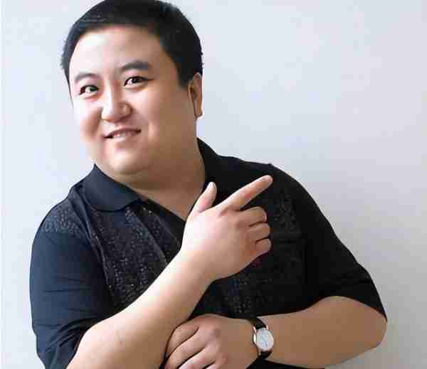 他靠老师冯巩春晚一路爆红,不久被判入狱12年,至今仍在服刑(冯巩老师近照图片)-第16张图片-九妖电影 他靠老师冯巩春晚一路爆红,不久被判入狱12年,至今仍在服刑(冯巩老师近照图片)-第16张图片-九妖电影