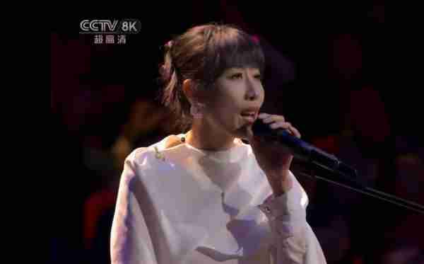 任素汐的《枕着光的她》，2024春晚又封神！让任素汐火出了圈（枕着你的枕头入眠歌曲）-第2张图片-九妖电影