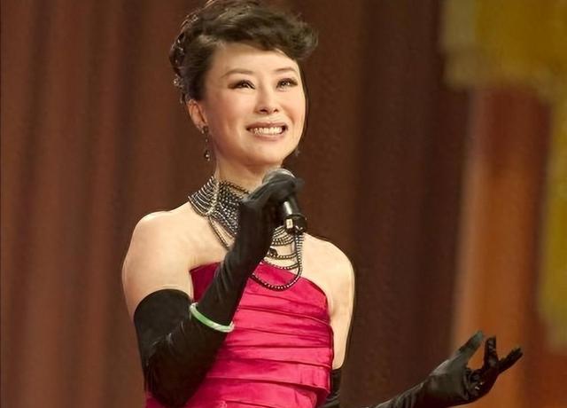 传奇民歌女王：春晚上9次登场，仍未找到真爱，谁将是她真命天子（创业板股票会直接退市吗）-第1张图片-九妖电影