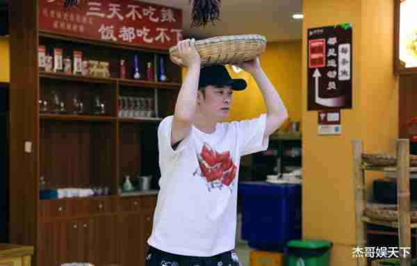 住宿作假，变相送钱，用盛食物的容器放鞋，这期《五哈》彻底翻车（五哈综艺成员）-第5张图片-九妖电影