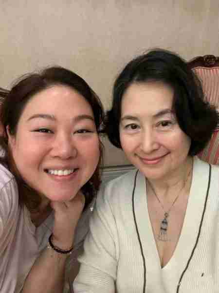 何超琼参加锋味摇滚美食节，涂口红浓妆打扮，和干女儿玩得超开心（何超琼参演的作品有哪些电影）-第8张图片-九妖电影
