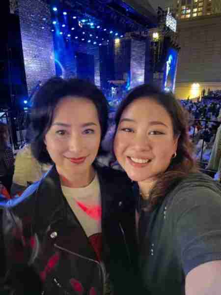 何超琼参加锋味摇滚美食节，涂口红浓妆打扮，和干女儿玩得超开心（何超琼参演的作品有哪些电影）-第7张图片-九妖电影