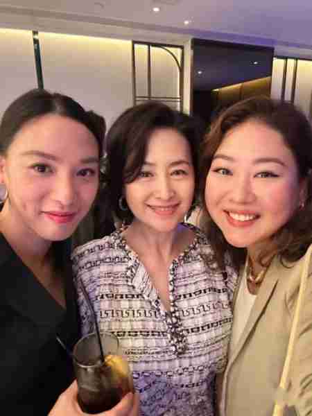 何超琼参加锋味摇滚美食节，涂口红浓妆打扮，和干女儿玩得超开心（何超琼参演的作品有哪些电影）-第9张图片-九妖电影