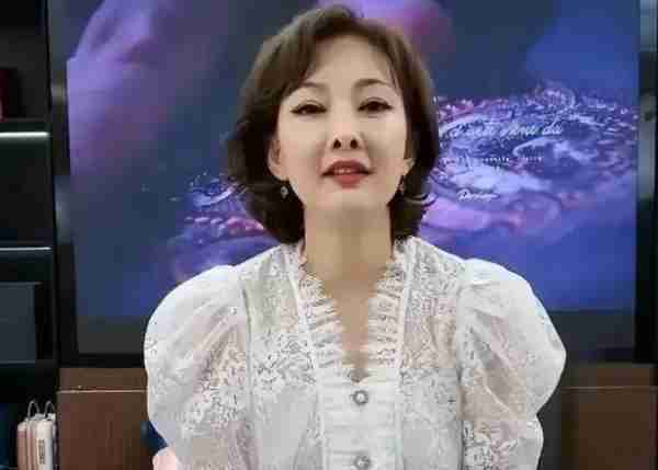 又一整容失败案例，51岁牛莉因整容失去春晚机会，沉迷网络直播（牛莉是谁的前妻）-第6张图片-九妖电影
