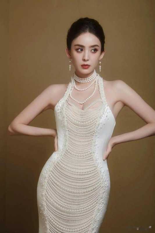 古力娜扎大胆挑战“金丝裙”，化身妖艳舞娘，这颜值和身材绝了！（古力娜扎仙女裙）-第5张图片-九妖电影