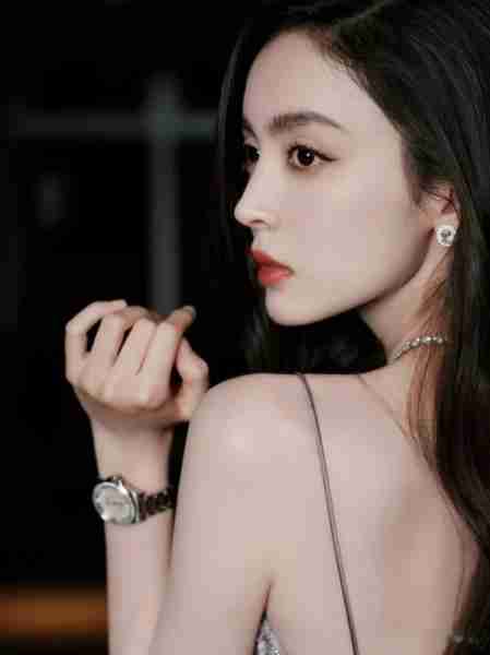 古力娜扎大胆挑战“金丝裙”，化身妖艳舞娘，这颜值和身材绝了！（古力娜扎仙女裙）-第12张图片-九妖电影