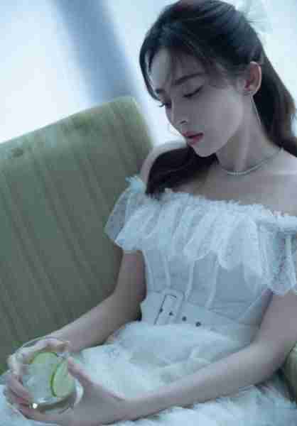 古力娜扎大胆挑战“金丝裙”，化身妖艳舞娘，这颜值和身材绝了！（古力娜扎仙女裙）-第14张图片-九妖电影