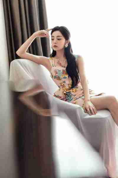古力娜扎大胆挑战“金丝裙”，化身妖艳舞娘，这颜值和身材绝了！（古力娜扎仙女裙）-第15张图片-九妖电影