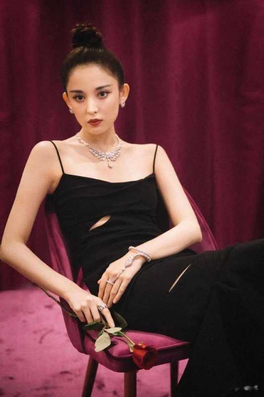 古力娜扎大胆挑战“金丝裙”，化身妖艳舞娘，这颜值和身材绝了！（古力娜扎仙女裙）-第16张图片-九妖电影