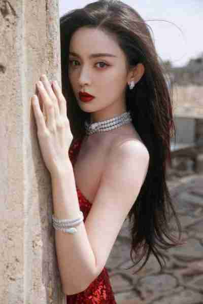 古力娜扎大胆挑战“金丝裙”，化身妖艳舞娘，这颜值和身材绝了！（古力娜扎仙女裙）-第21张图片-九妖电影