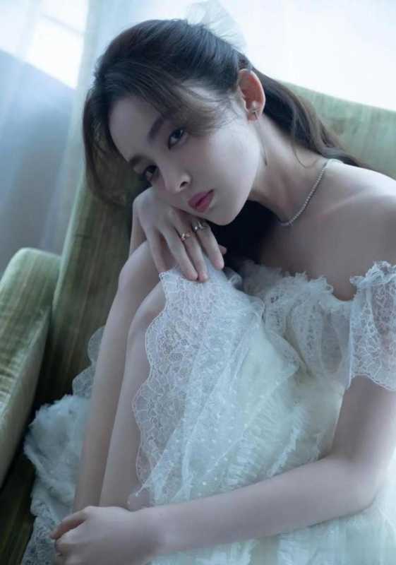 古力娜扎大胆挑战“金丝裙”，化身妖艳舞娘，这颜值和身材绝了！（古力娜扎仙女裙）-第19张图片-九妖电影
