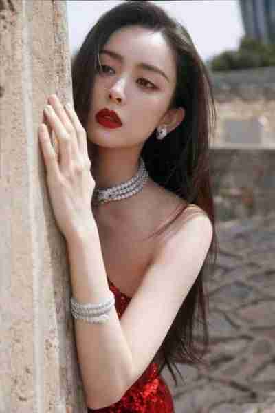 古力娜扎大胆挑战“金丝裙”，化身妖艳舞娘，这颜值和身材绝了！（古力娜扎仙女裙）-第24张图片-九妖电影