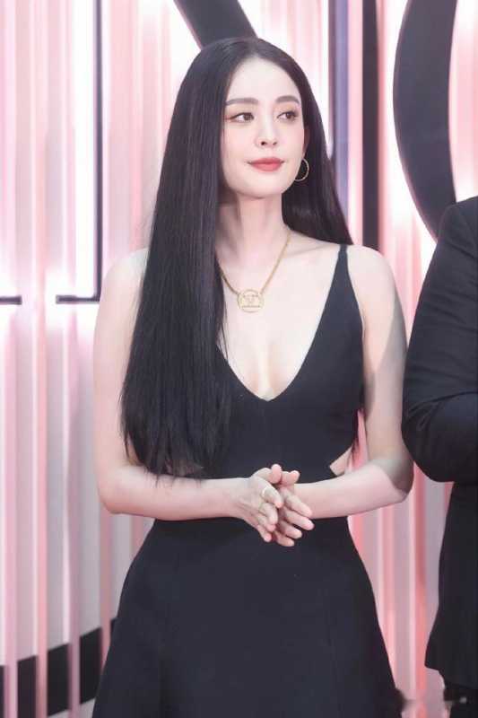 古力娜扎大胆挑战“金丝裙”，化身妖艳舞娘，这颜值和身材绝了！（古力娜扎仙女裙）-第27张图片-九妖电影