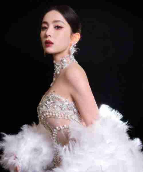 古力娜扎大胆挑战“金丝裙”，化身妖艳舞娘，这颜值和身材绝了！（古力娜扎仙女裙）-第29张图片-九妖电影