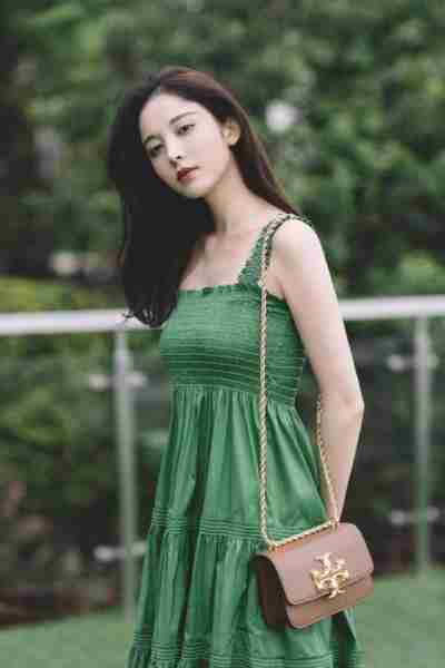 古力娜扎大胆挑战“金丝裙”，化身妖艳舞娘，这颜值和身材绝了！（古力娜扎仙女裙）-第31张图片-九妖电影