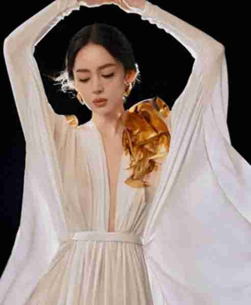 古力娜扎大胆挑战“金丝裙”，化身妖艳舞娘，这颜值和身材绝了！（古力娜扎仙女裙）-第56张图片-九妖电影