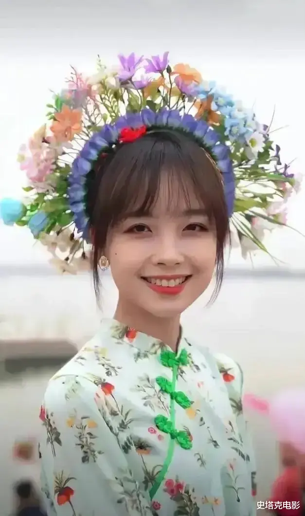 同是戴簪花，为啥「较土」的赵丽颖被央视力挺，毛晓彤，陈都灵却没出圈（赵丽颖为什么这么土）-第9张图片-九妖电影