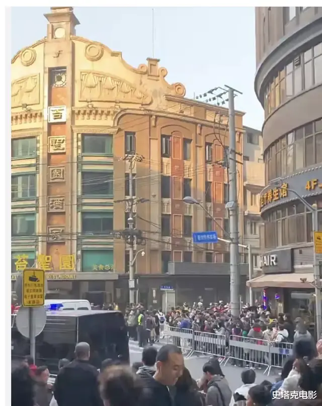 同是戴簪花，为啥「较土」的赵丽颖被央视力挺，毛晓彤，陈都灵却没出圈（赵丽颖为什么这么土）-第4张图片-九妖电影
